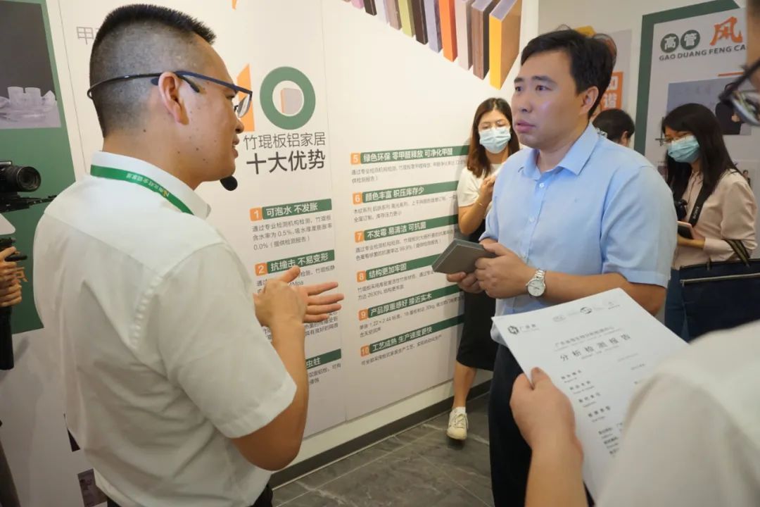 譚董事長(zhǎng)向游鎮(zhèn)長(zhǎng)詳細(xì)介紹企業(yè)專利板材（竹琨板）
