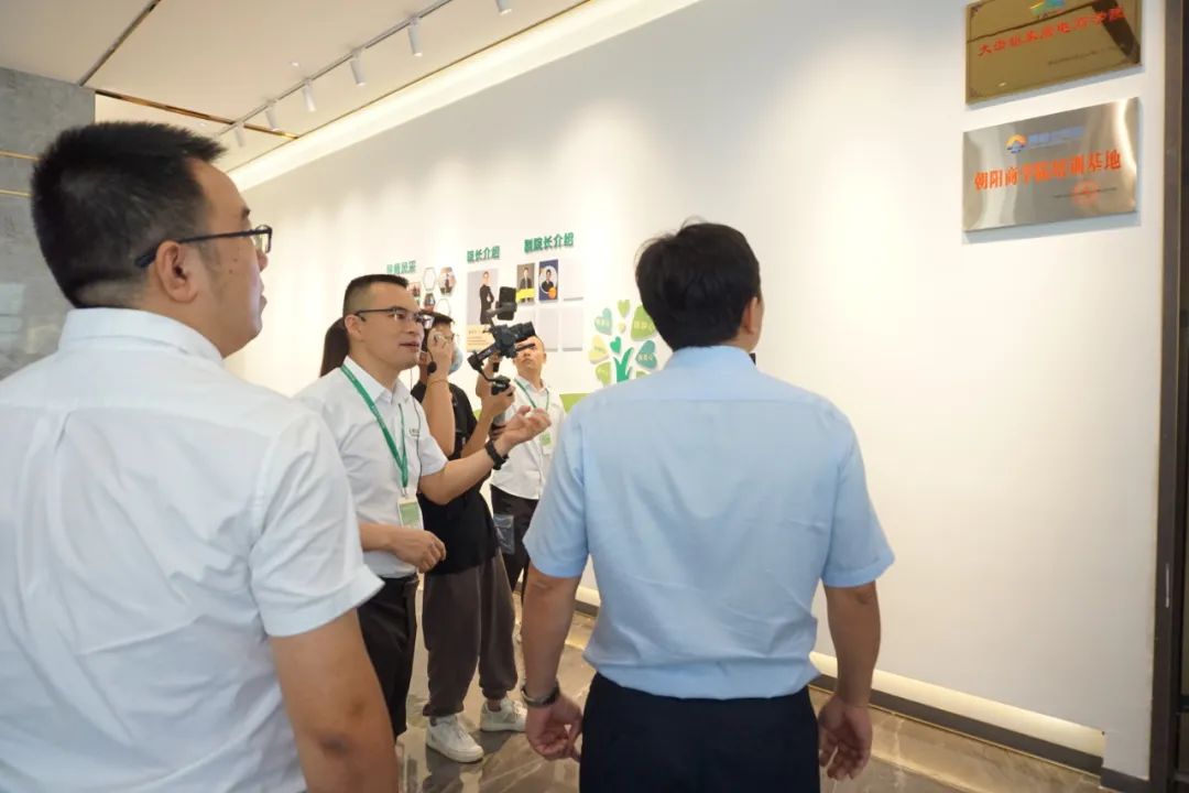 譚董事長(zhǎng)向調(diào)研組介紹商學(xué)院運(yùn)營(yíng)模式